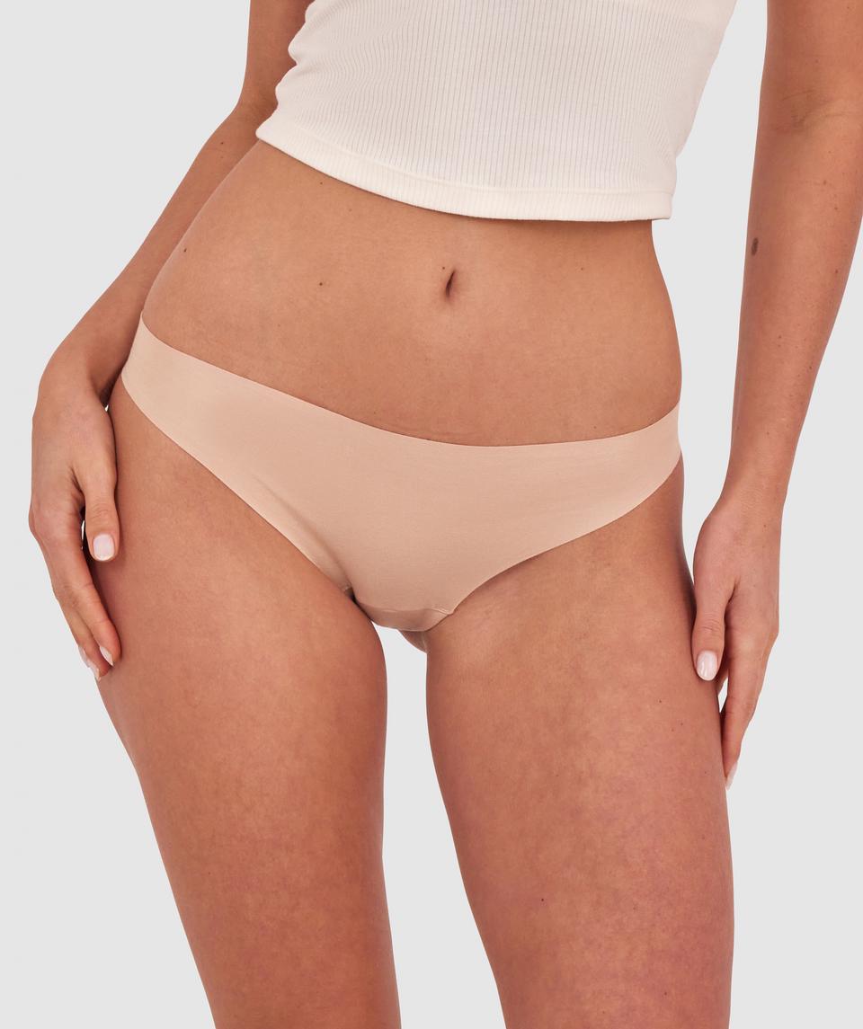 Kris wears a size 10C bra and size 10 underwear. She is 181cm tall and has measurements of 84cm bust a 66cm waist and 99cm hips.