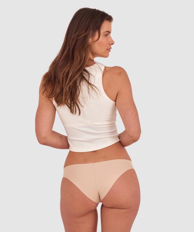 Kris wears a size 10C bra and size 10 underwear. She is 181cm tall and has measurements of 84cm bust a 66cm waist and 99cm hips.