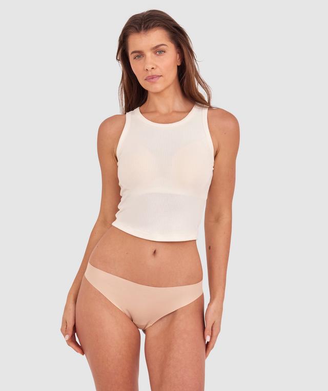 Kris wears a size 10C bra and size 10 underwear. She is 181cm tall and has measurements of 84cm bust a 66cm waist and 99cm hips.