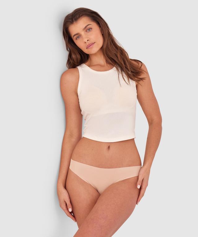 Kris wears a size 10C bra and size 10 underwear. She is 181cm tall and has measurements of 84cm bust a 66cm waist and 99cm hips.