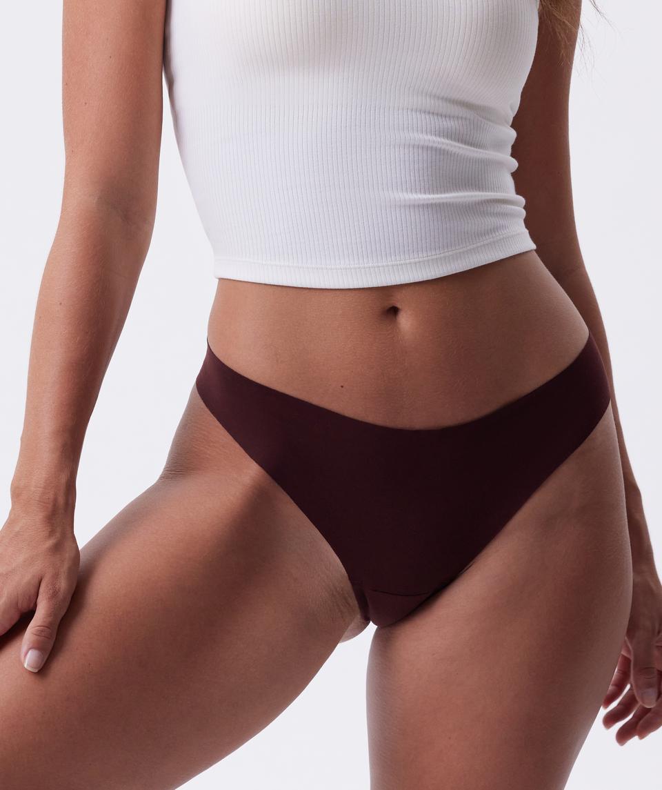 Tash is wearing a 10BC bra and 10 underwear, with bust 81cm/32in, waist 66cm/26in, and hip 94cm/37in. She stands at 173cm/5'8in.