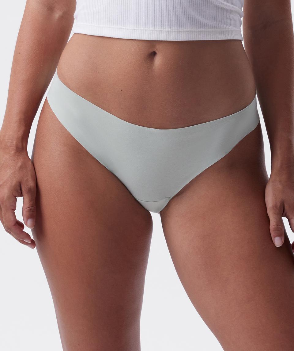 Tash is wearing a 10BC bra and 10 underwear, with bust 81cm/32in, waist 66cm/26in, and hip 94cm/37in. She stands at 173cm/5'8in.