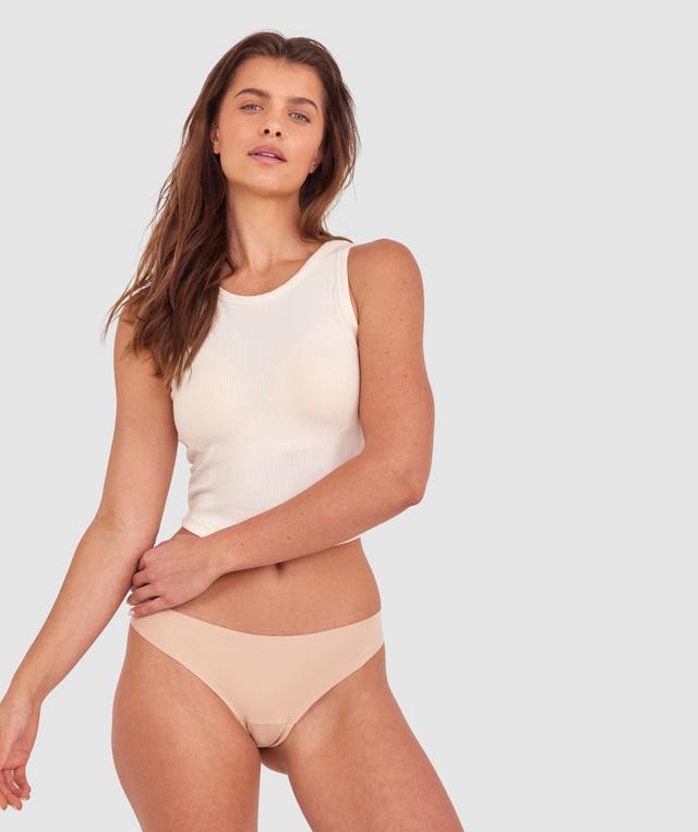Kris wears a size 10C bra and size 10 underwear. She is 181cm tall and has measurements of 84cm bust a 66cm waist and 99cm hips.