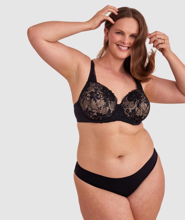 Jesikah is wearing a 16DD/XL top and 16/XL bottom, with bust 97cm/38in, waist 82cm/32in, and hip 111cm/44in. She stands at 173cm/5'8in.