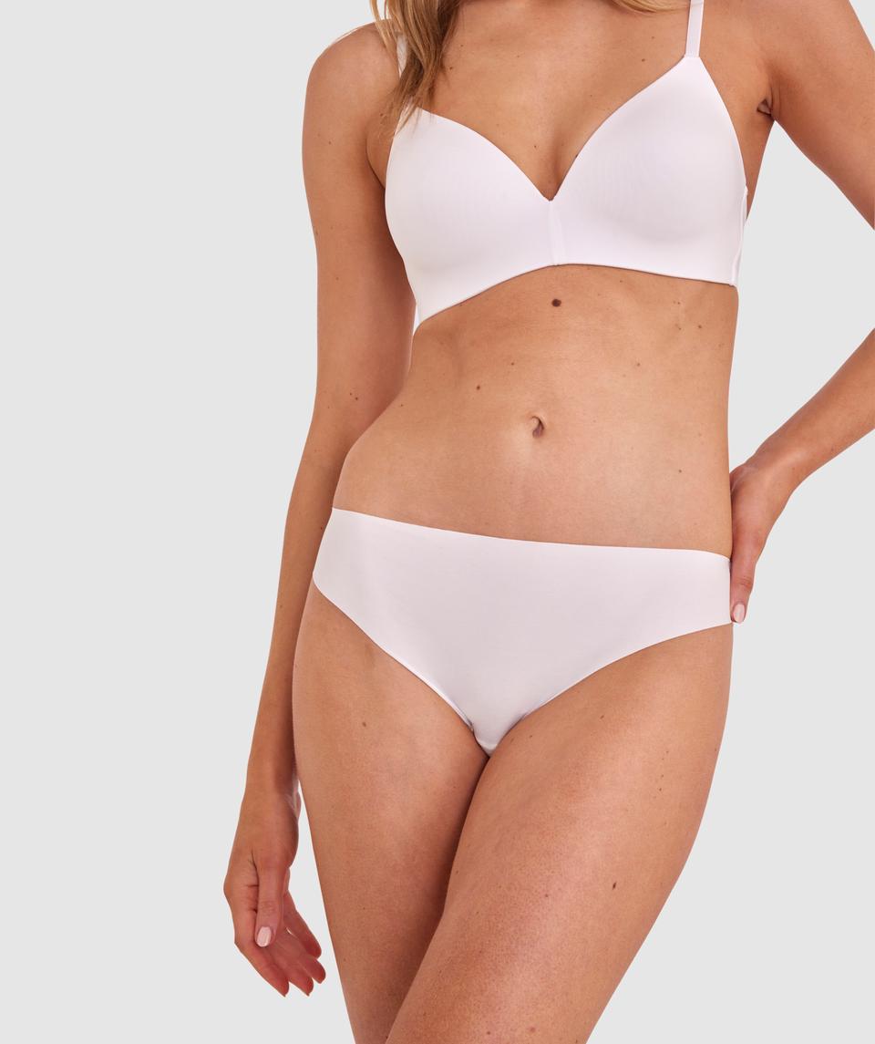 Phoebe is wearing a 10C/S top and 10/S bottom, with bust 83cm/33in, waist 62cm/24 1/2in, and hip 89cm/35in. She stands at 178cm/5'10in.