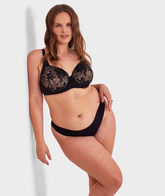 Jesikah is wearing a 16DD/XL top and 16/XL bottom, with bust 97cm/38in, waist 82cm/32in, and hip 111cm/44in. She stands at 173cm/5'8in.