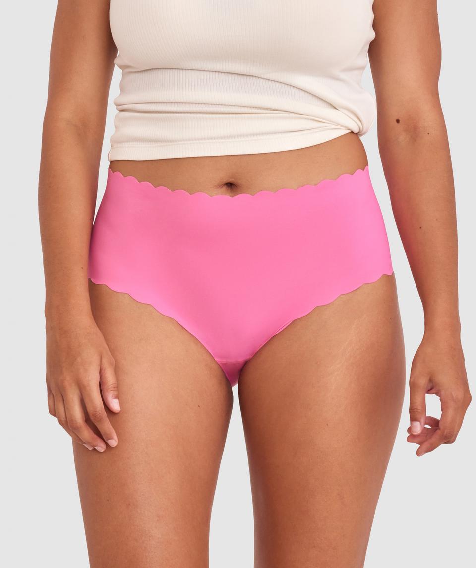 Alejandra is wearing a 12DD bra and size 12 underwear. She stands at 173cm/5'8in, with a 30" waist and 41¾" hips.