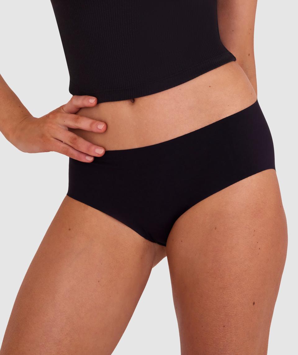 Phoebe is wearing a 10C/S top and 10/S bottom, with bust 83cm/33in, waist 62cm/24 1/2in, and hip 89cm/35in. She stands at 178cm/5'10in.