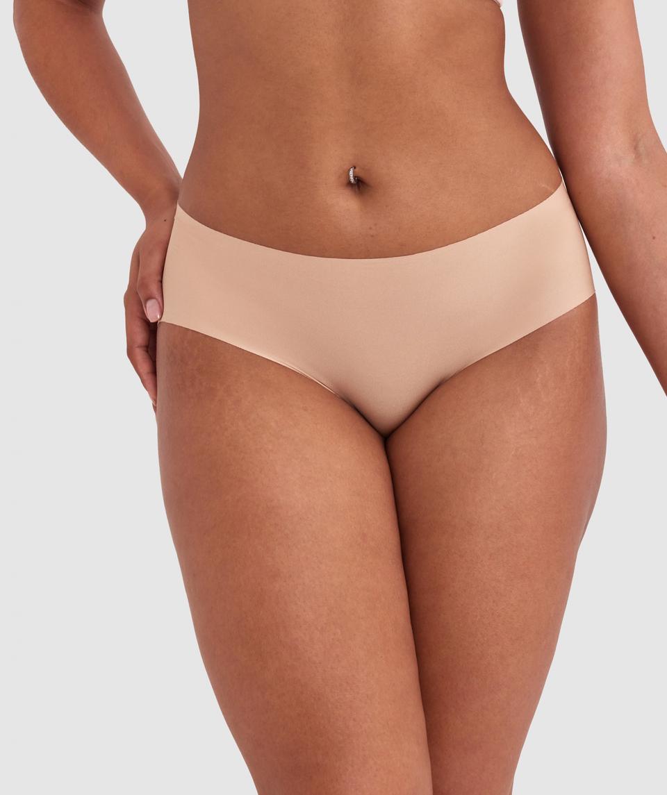 Cameron is wearing a 12DD bra and 12 underwear, with waist 72cm/28in, and hip 88cm/34.5in. She stands at 165cm/5'5in.