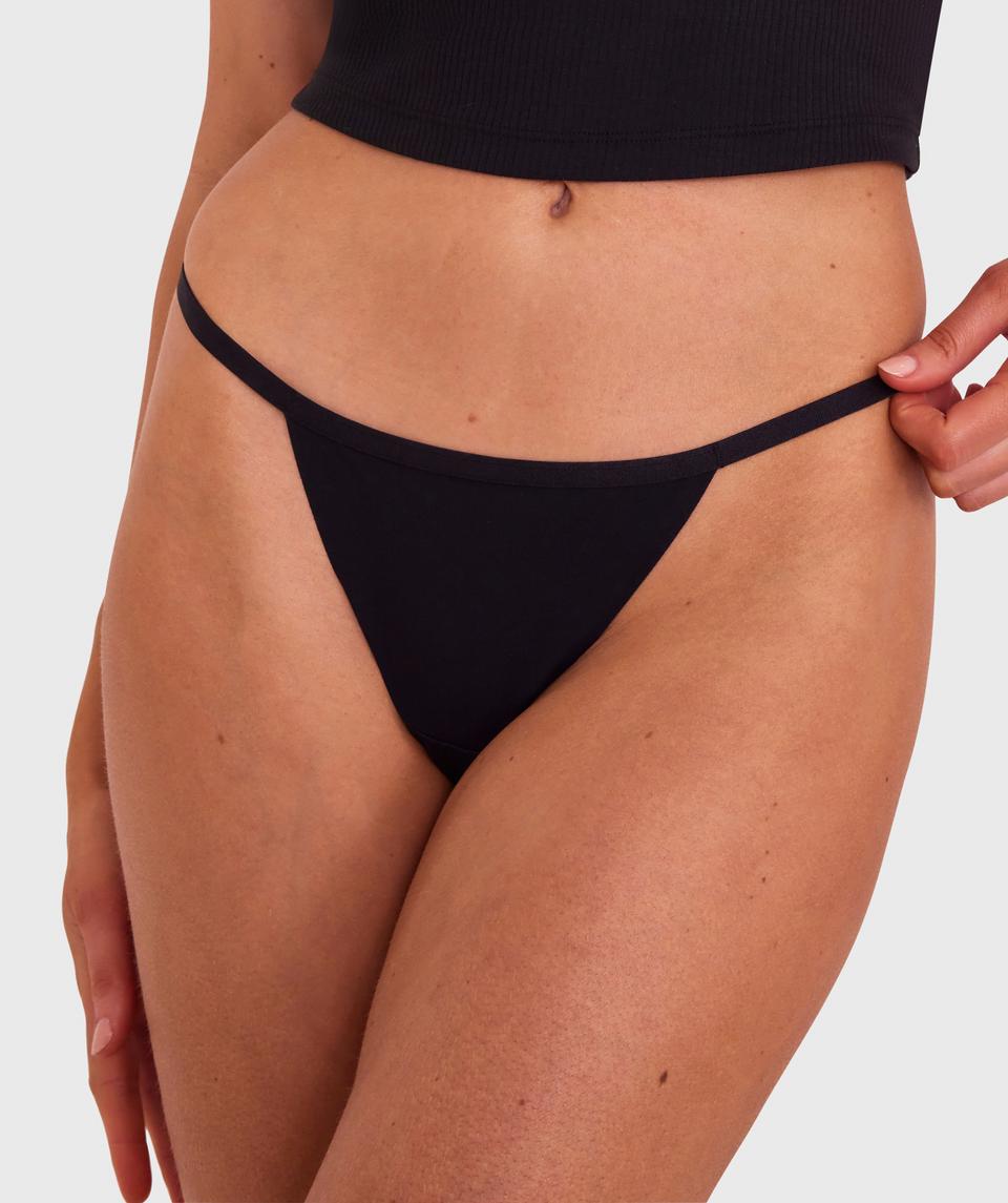 Phoebe is wearing a 10C/S top and 10/S bottom, with bust 83cm/33in, waist 62cm/24 1/2in, and hip 89cm/35in. She stands at 178cm/5'10in.