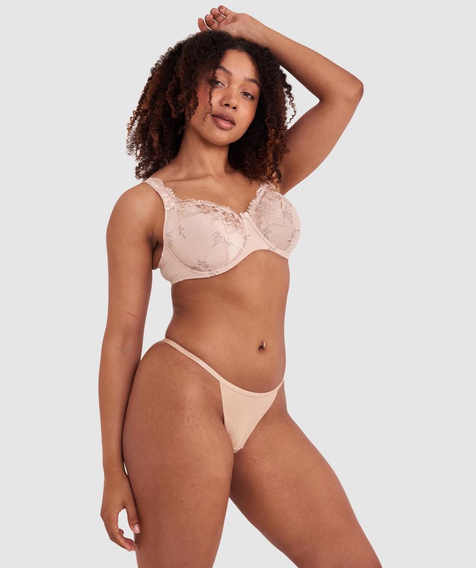 Cameron is wearing a 12DD bra and 12 underwear, with waist 72cm/28in, and hip 88cm/34.5in. She stands at 165cm/5'5in.