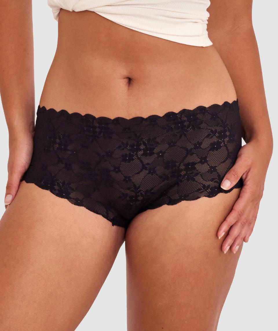Zara is wearing a 12DD top and 12 bottom, with bust 89cm/35in, waist 71cm/28in, and hip 102cm/40in. She stands at 180cm/5'11in.