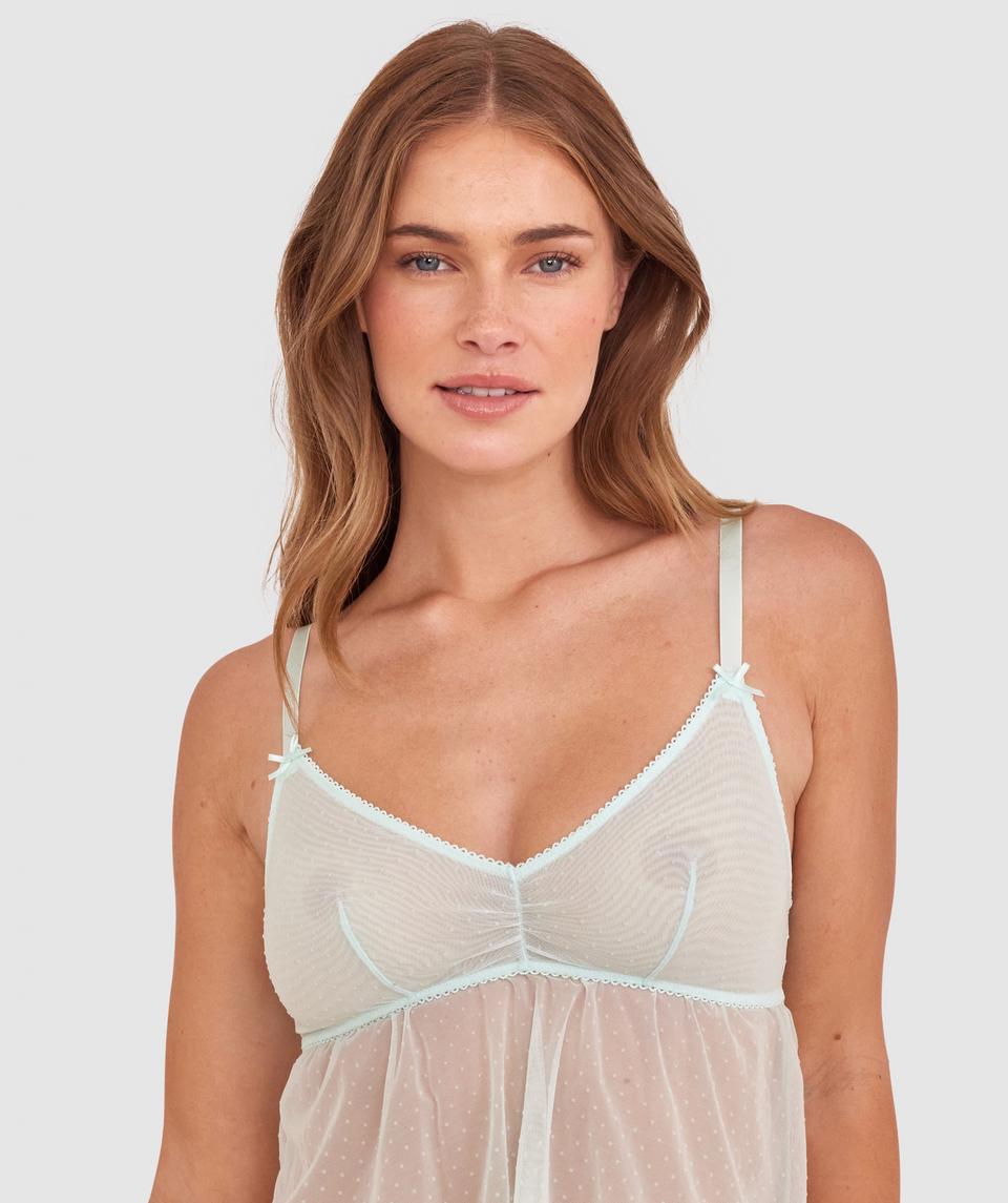 Sianie wears a size 10 B/C bra and size 10 underwear. She is 175cm tall and has measurements of 85cm bust a 66cm waist and 93cm hips.