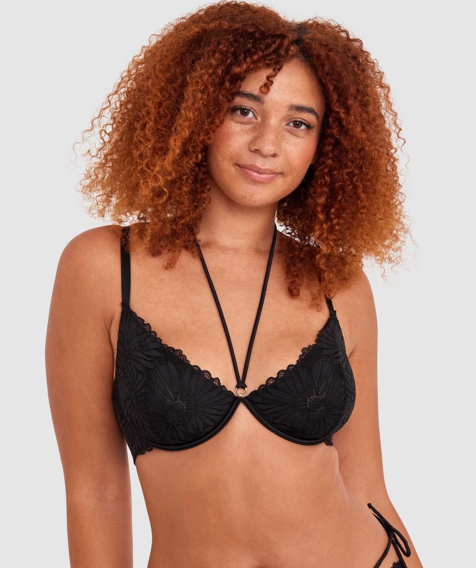 Zara is wearing a 12DD top and 12 bottom, with bust 89cm/35in, waist 71cm/28in, and hip 102cm/40in. She stands at 180cm/5'11in.