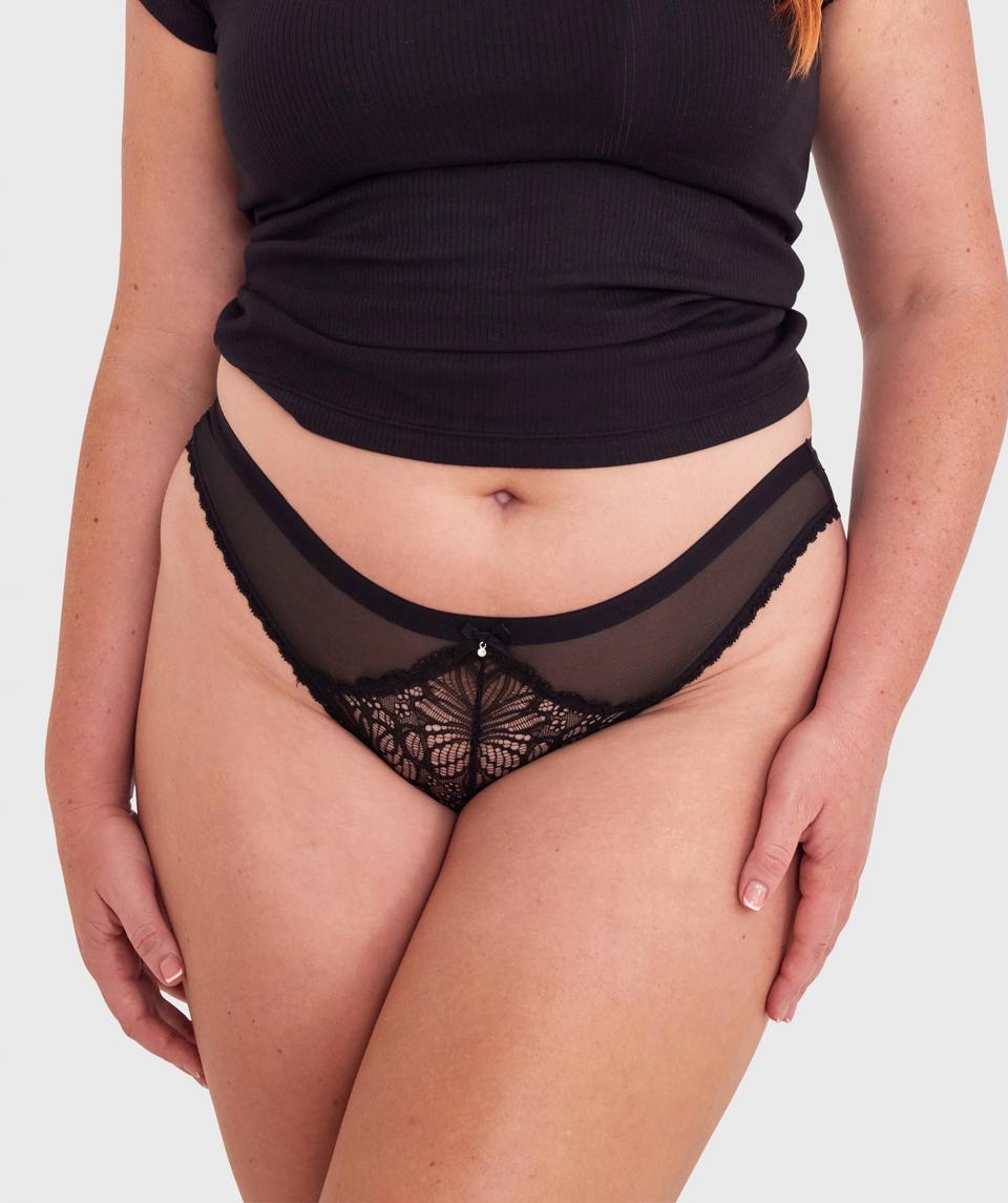 Brooke is wearing a 12DD/M top and 12/M bottom, with bust 97cm/40in, waist 81cm/31 1/2in, and hip 106cm/42 1/2in. She stands at 175cm/5'8in.