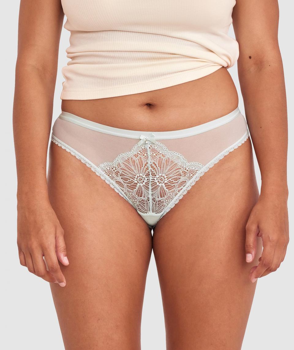 Alejandra is wearing a 12DD bra and size 12 underwear. She stands at 173cm/5'8in, with a 30" waist and 41¾" hips.
