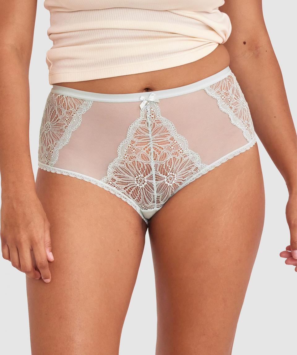 Alejandra is wearing a 12DD bra and size 12 underwear. She stands at 173cm/5'8in, with a 30" waist and 41¾" hips.