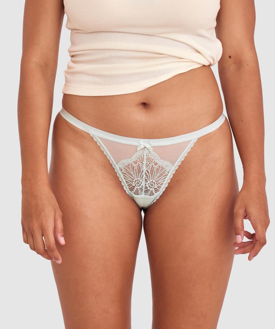 Alejandra is wearing a 12DD bra and size 12 underwear. She stands at 173cm/5'8in, with a 30" waist and 41¾" hips.