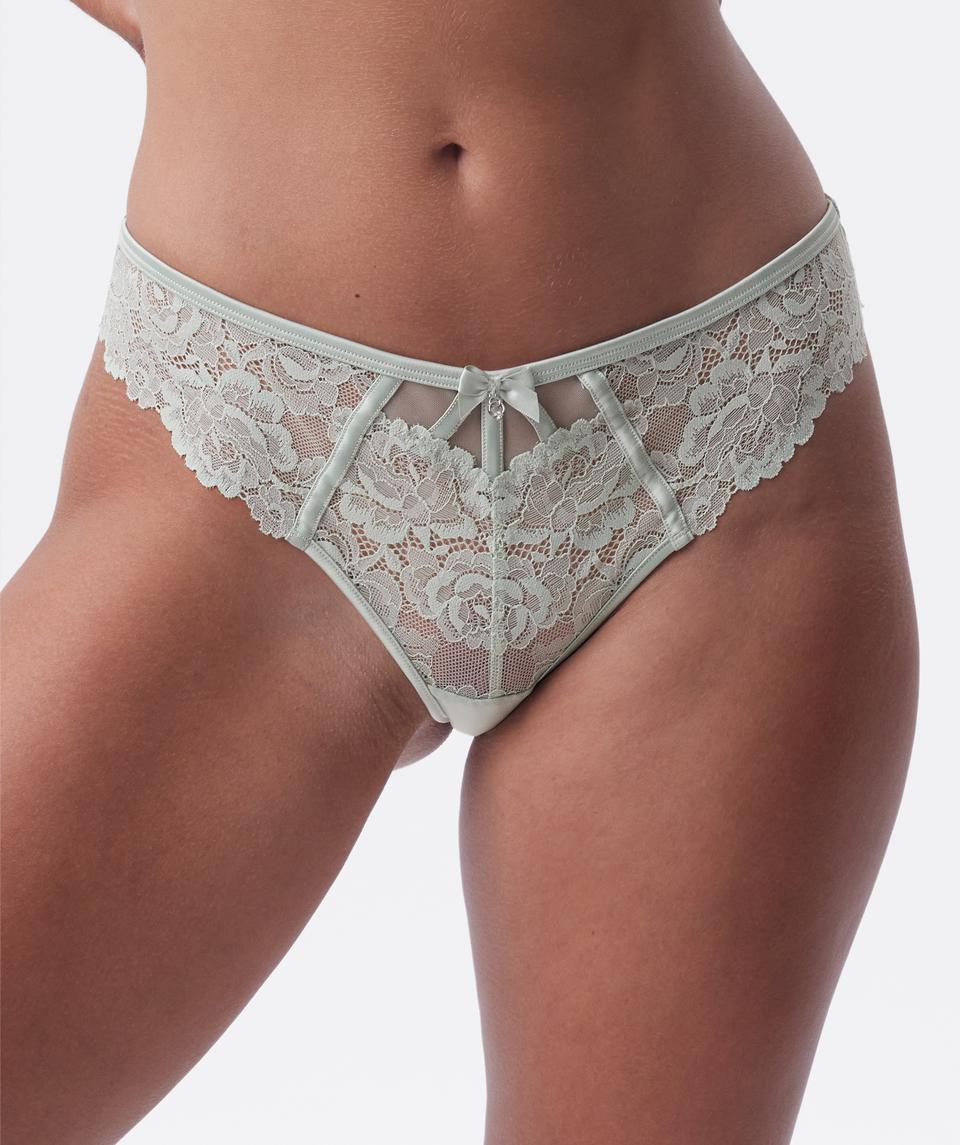 Tash is wearing a 10BC bra and 10 underwear, with bust 81cm/32in, waist 66cm/26in, and hip 94cm/37in. She stands at 173cm/5'8in.