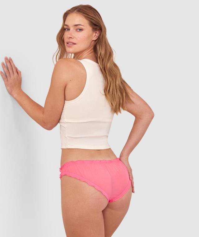 Sianie  wears a size 10 B/C bra and size 10 underwear. She is 175cm tall and has measurements of 85cm bust a 66cm waist and 93cm hips.
