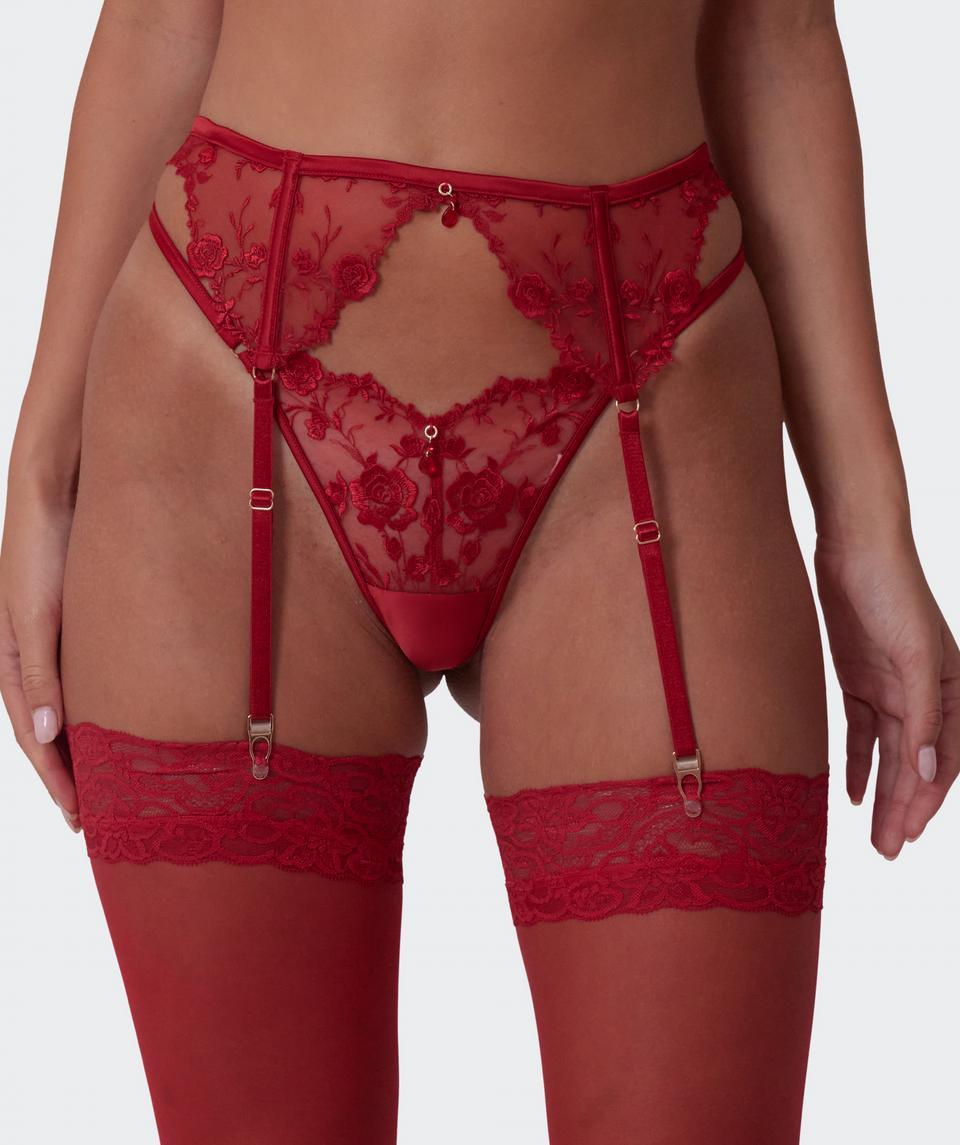 Jayde is wearing a 10DD bra and 10 underwear, with bust 86cm/34in, waist 70cm/27.5in, and hip 99cm/39in. She stands at 181cm/5'11in.