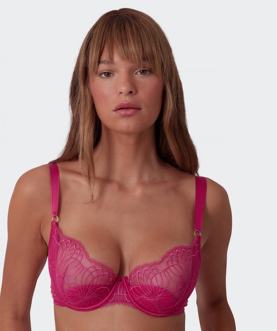 Jayde is wearing a 10DD bra and 10 underwear, with bust 86cm/34in, waist 70cm/27.5in, and hip 99cm/39in. She stands at 181cm/5'11in.