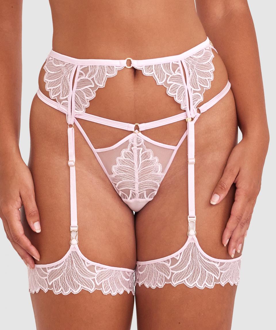 Zara is wearing a 12DD top and 12 bottom, with bust 89cm/35in, waist 71cm/28in, and hip 102cm/40in. She stands at 180cm/5'11in.