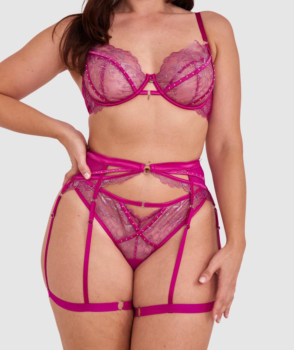 Jess L is wearing a 12DD/M top and 12/M bottom, with bust 91cm/35in, waist 74cm/29in, and hip 116cm/45in. She stands at 176cm/5'9in.