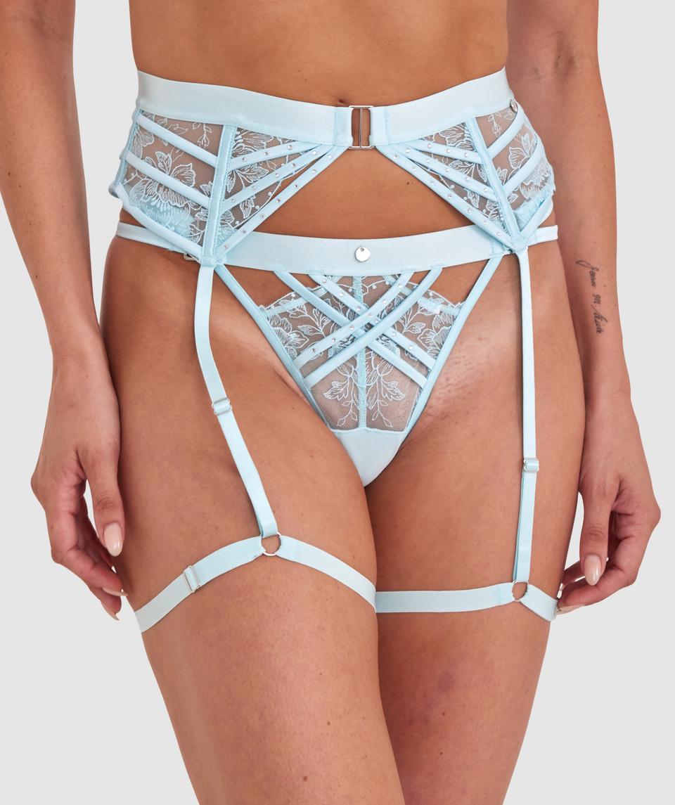Charlie is wearing a 10B/C top and 10 bottom, with bust 90cm/35 1/2in, waist 66cm/26in, and hip 96cm/38in. She stands at 178cm/5'10in.