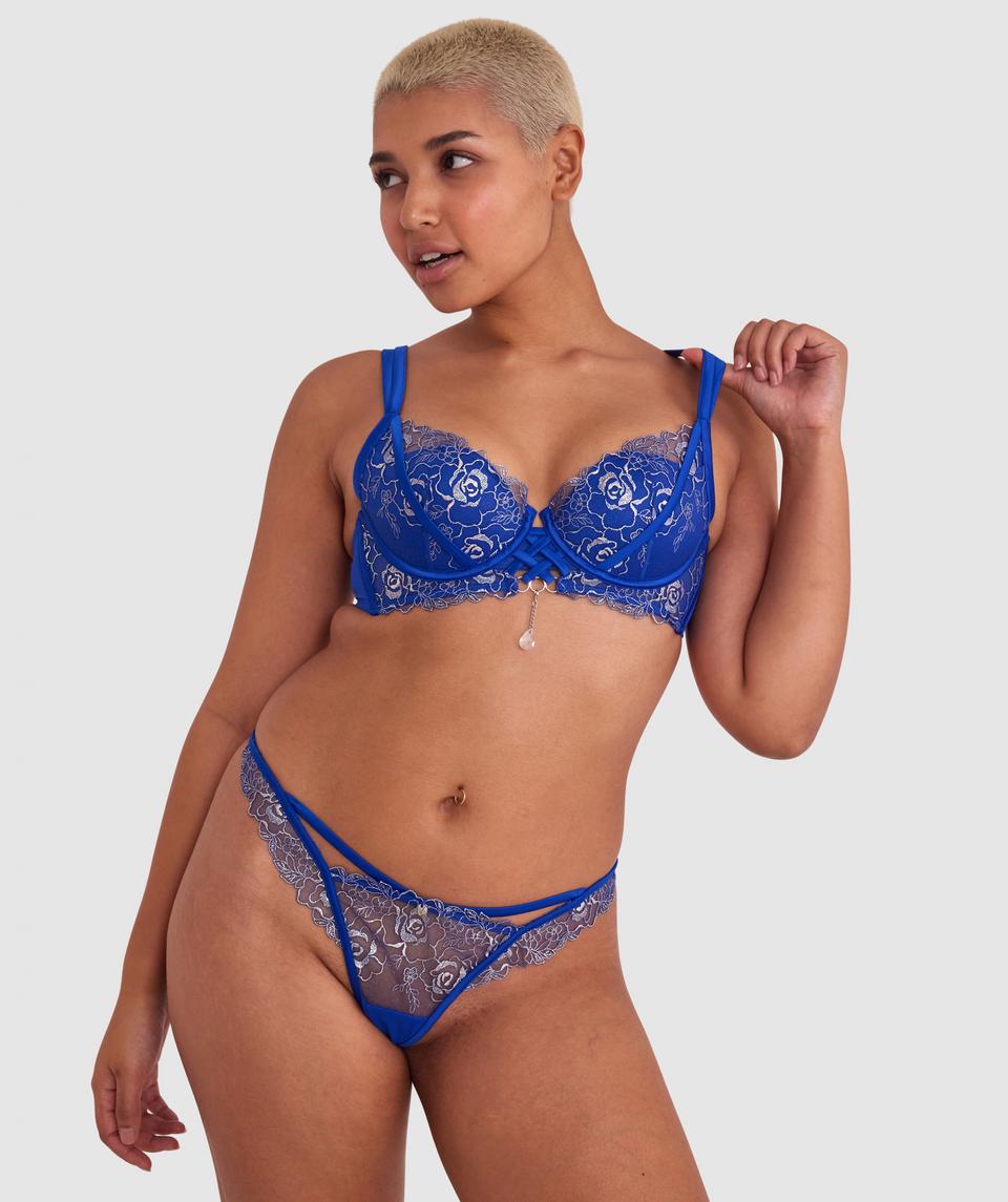 Sarah is wearing a 10B/C top and 10 bottom, with bust 85cm/33.5in, waist 66cm/26in, and hip 99cm/39in. She stands at 174cm/5'7in.