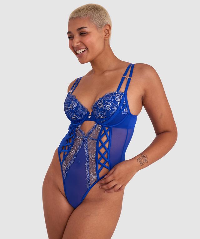 Sarah is wearing a 10B/C top and 10 bottom, with bust 85cm/33.5in, waist 66cm/26in, and hip 99cm/39in. She stands at 174cm/5'7in.