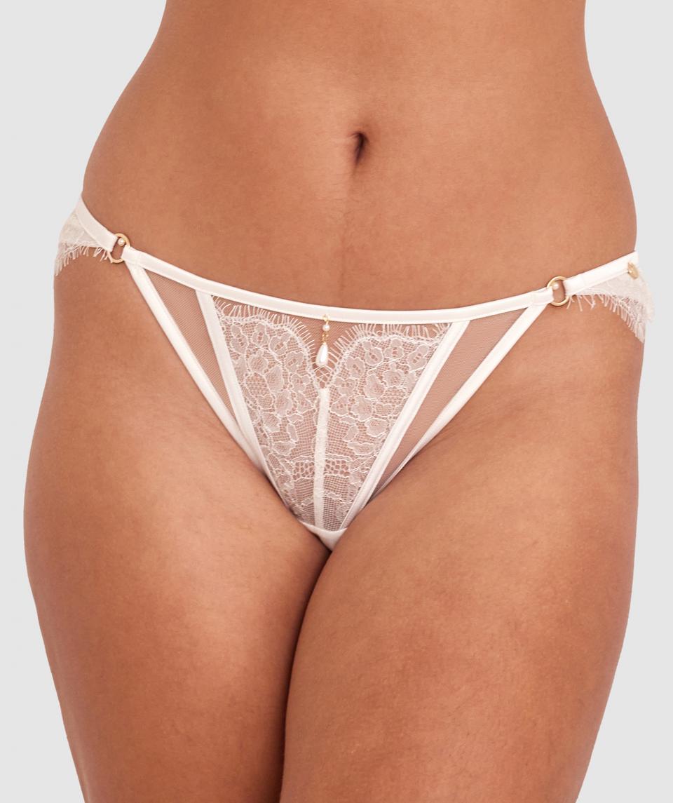 Zara is wearing a 12DD top and 12 bottom, with bust 89cm/35in, waist 71cm/28in, and hip 102cm/40in. She stands at 180cm/5'11in.