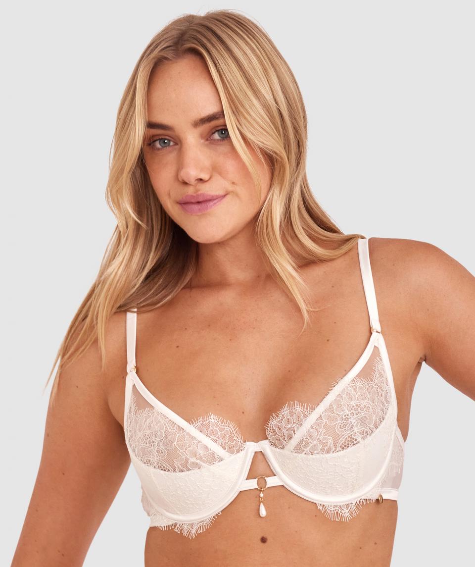 Zara is wearing a 12DD top and 12 bottom, with bust 89cm/35in, waist 71cm/28in, and hip 102cm/40in. She stands at 180cm/5'11in.
