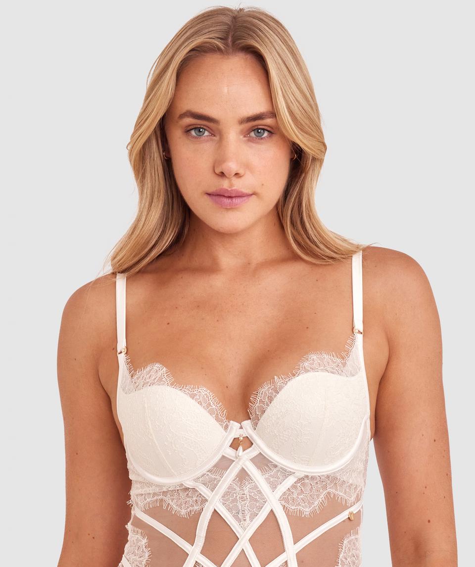 Phoebe is wearing a 10C/S top and 10/S bottom, with bust 83cm/33in, waist 62cm/24 1/2in, and hip 89cm/35in. She stands at 178cm/5'10in.
