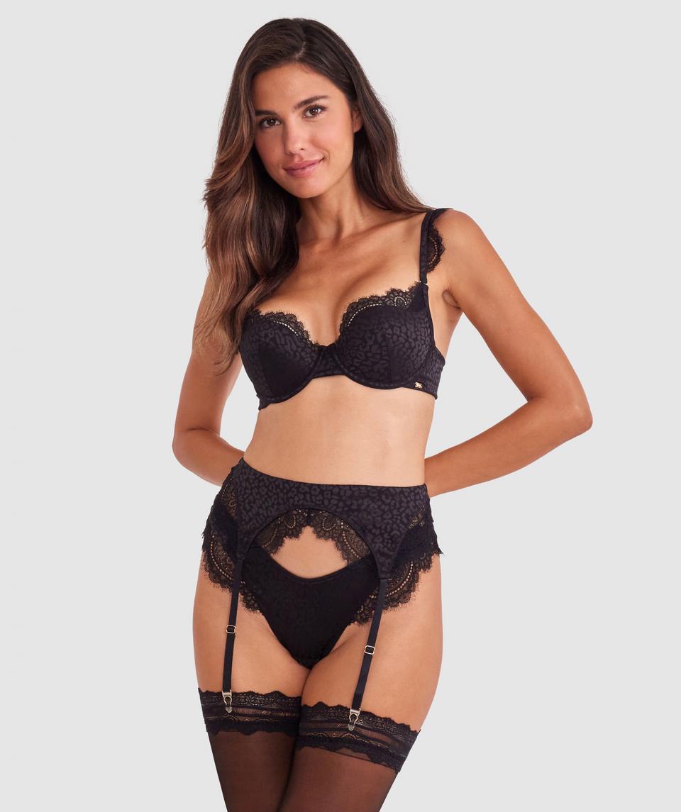 Tamara is wearing a 10B/C top and 10 bottom with bust 82cm waist 64cm and hip 88cm. She stands at 173cm/5'6in.