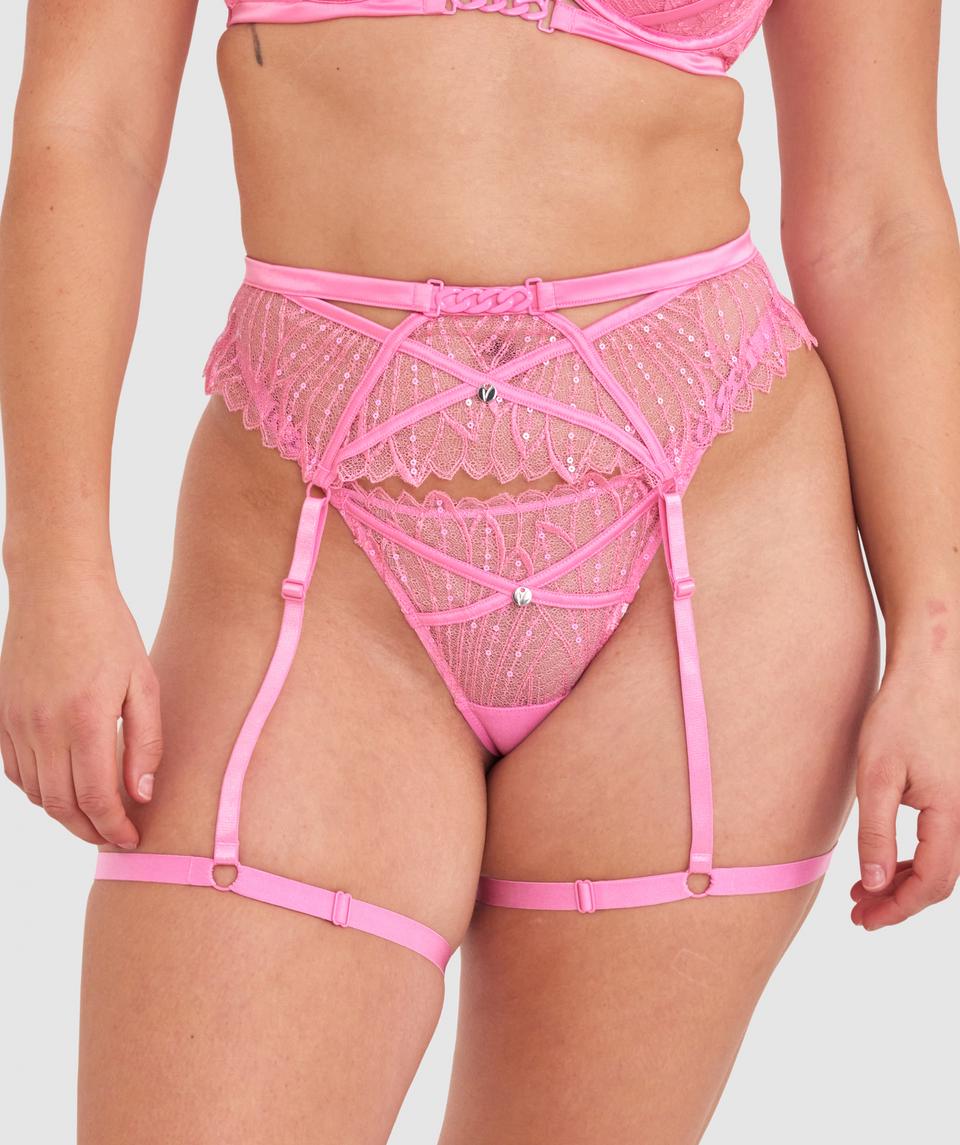 Zoe is wearing a 12DD/M top and 12/M bottom, with bust 98cm/38.5in, waist 85cm/33in, and hip 110cm/43in. She stands at 170cm/5'7".