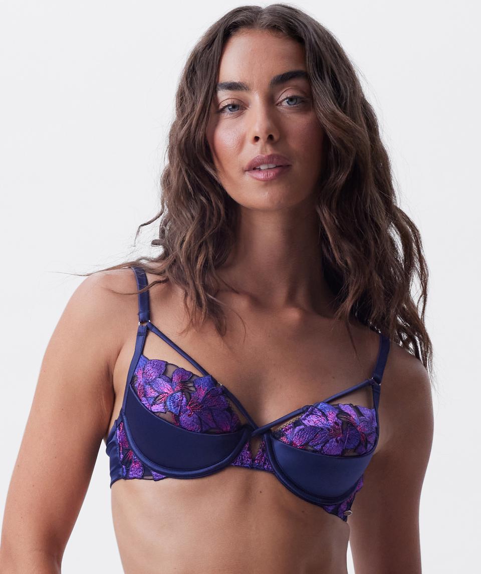Tash is wearing a 10BC bra and 10 underwear, with bust 81cm/32in, waist 66cm/26in, and hip 94cm/37in. She stands at 173cm/5'8in.