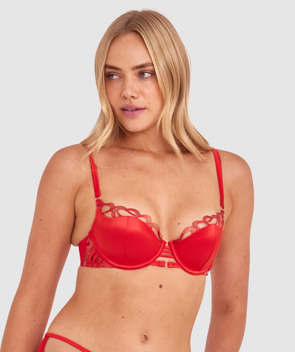 Phoebe is wearing a 10C/S top and 10/S bottom, with bust 83cm/33in, waist 62cm/24 1/2in, and hip 89cm/35in. She stands at 178cm/5'10in.
