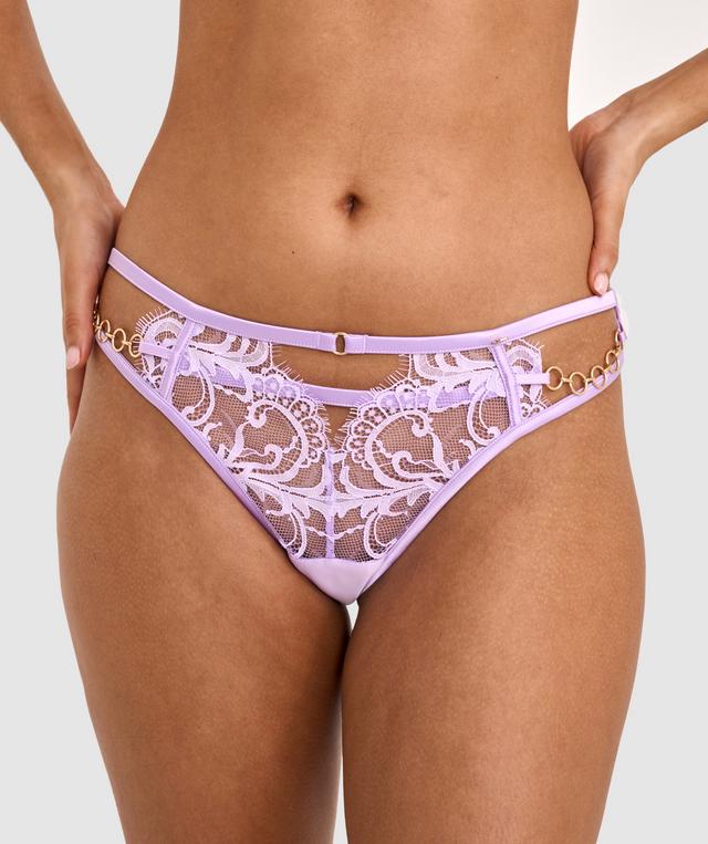 Kushi is wearing a 10C/S top and 10/S bottom, with bust 79cm/31in, waist 61cm/24in, and hip 91cm/36in. She stands at 173cm/5'8in.