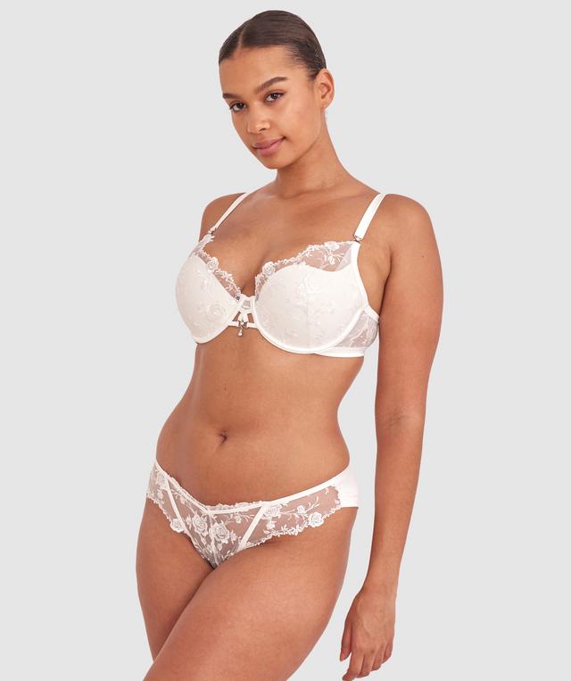 Shimma is wearing a 12 DD top and 12 bottom with bust 94cm/37in waist 70cm/27 1/2in and hip 107cm/42in. She stands at 175cm/5'9in.