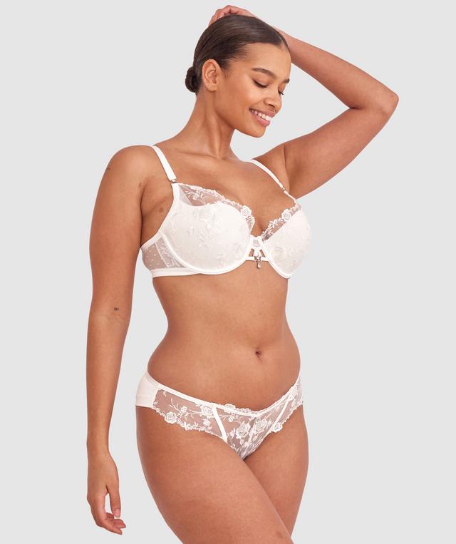 Shimma is wearing a 12 DD top and 12 bottom with bust 94cm/37in waist 70cm/27 1/2in and hip 107cm/42in. She stands at 175cm/5'9in.