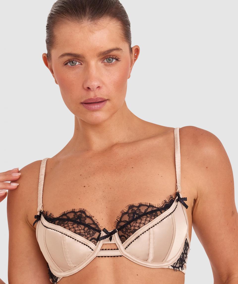 Kris wears a size 10C bra and size 10 underwear. She is 181cm tall and has measurements of 84cm bust a 66cm waist and 99cm hips.