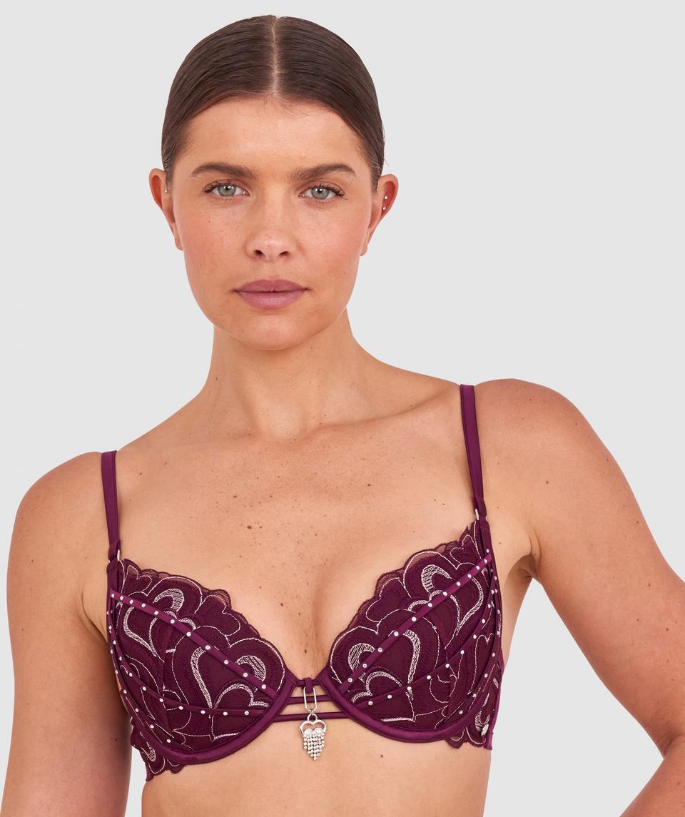 Kris wears a size 10C bra and size 10 underwear. She is 181cm tall and has measurements of 84cm bust a 66cm waist and 99cm hips.