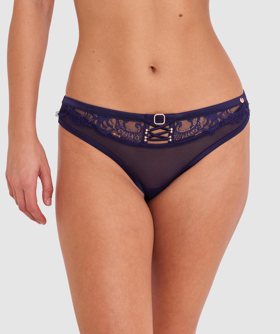 Frankie is wearing a 10B/C/S top and 10/S bottom, with bust 85cm/33in, waist 63cm/24in, and hip 95cm/37in. She stands at 176cm/5'9".