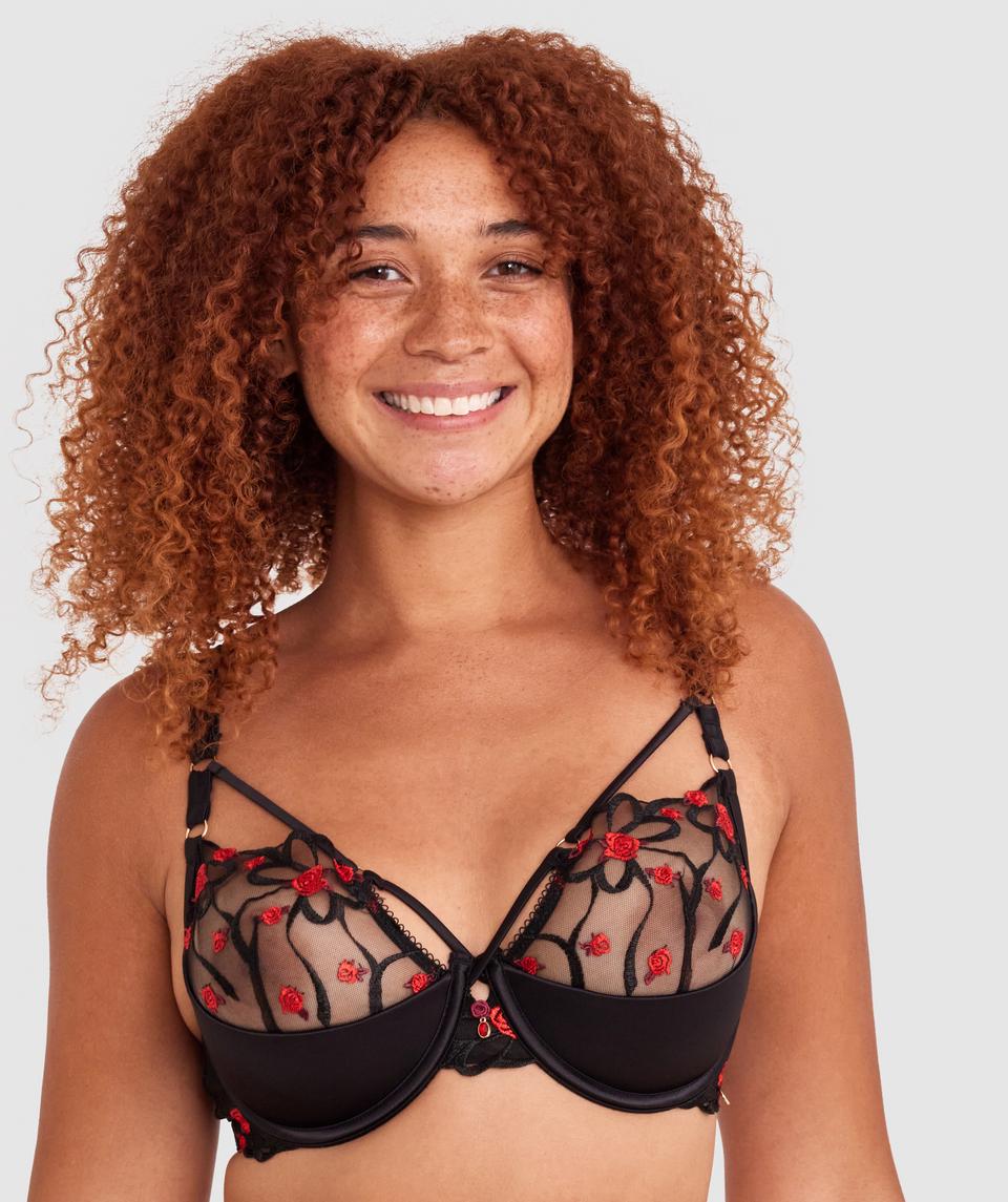 Zara is wearing a 12DD top and 12 bottom, with bust 89cm/35in, waist 71cm/28in, and hip 102cm/40in. She stands at 180cm/5'11in.