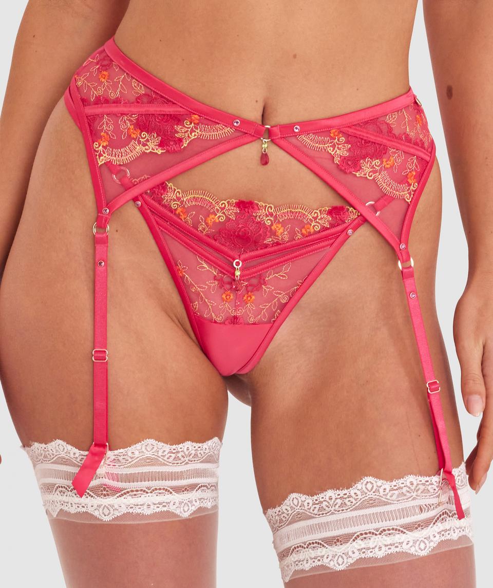 Kris wears a size 10C bra and size 10 underwear. She is 181cm tall and has measurements of 84cm bust a 66cm waist and 99cm hips.