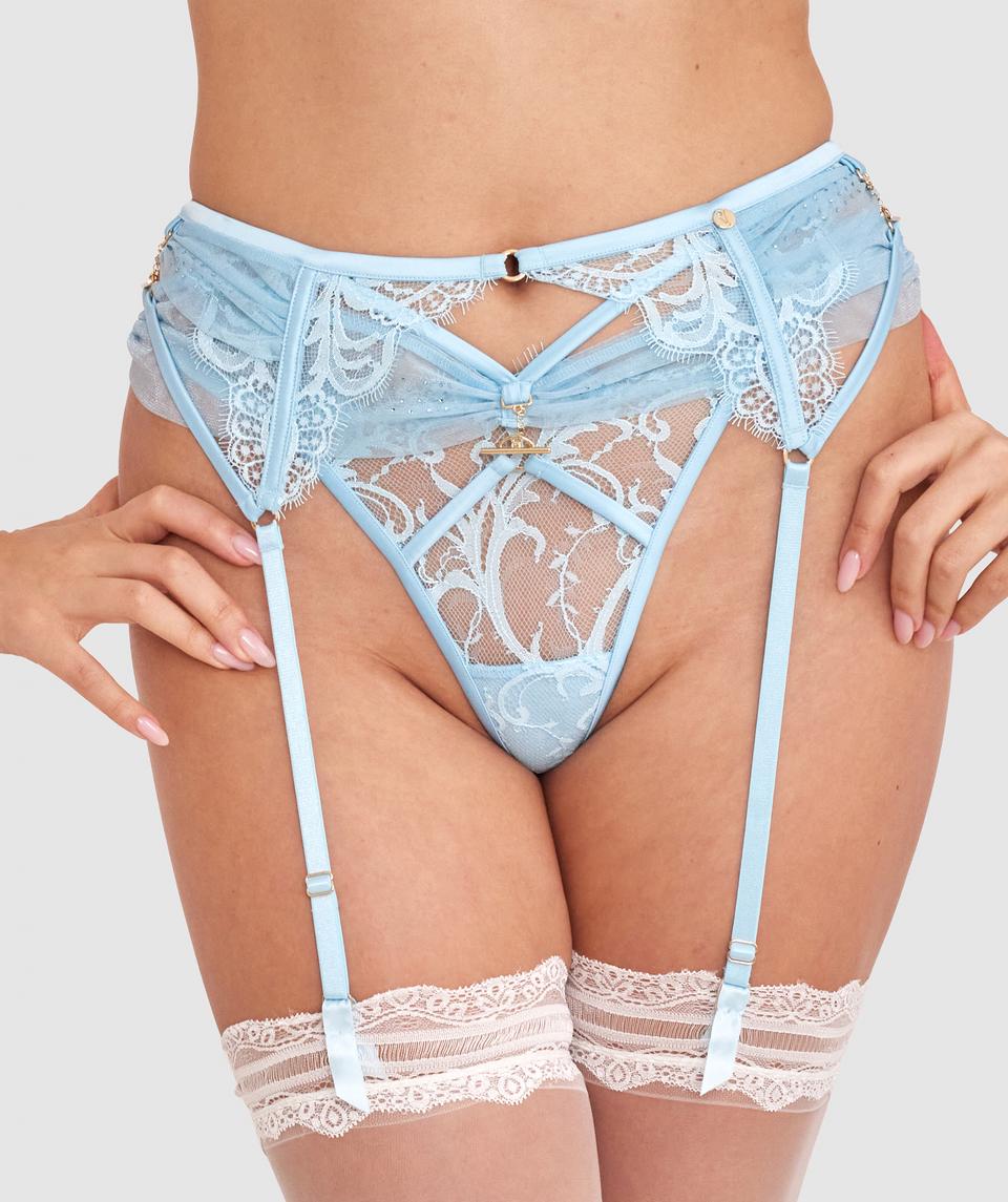 Farida is wearing a 10BC/S top and 10/S bottom, with bust 84cm/33in, waist 66cm/26in, and hip 91cm/36in. She stands at 173cm/5'8in.
