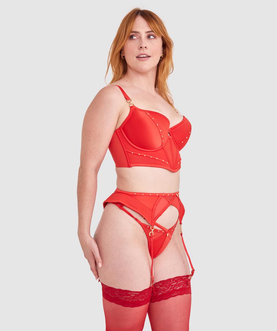 Lucy is wearing a 12DD top and 12 bottom. She stands at 165cm/5'4in.