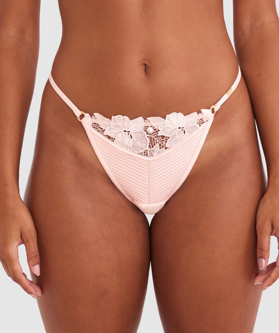 Cameron is wearing a 12DD bra and 12 underwear, with waist 72cm/28in, and hip 88cm/34.5in. She stands at 165cm/5'5in.