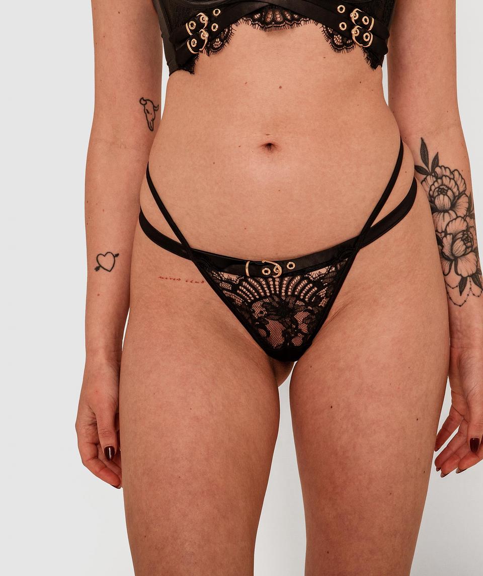 Vamp Where Love Grows V String - Black